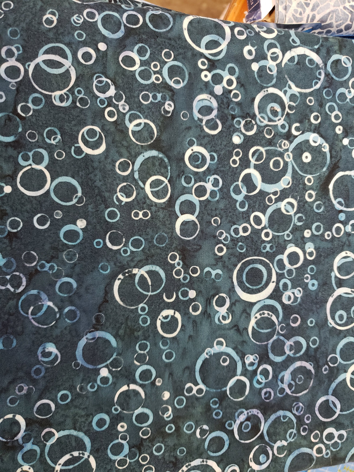 Hoffman Bali Batiks - 2165-410 - From the Depths - Cercles