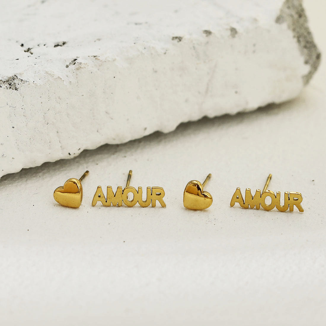 AMOUR & CŒUR – Boucles d'oreilles clous fantaisie (2 paires) en or.
