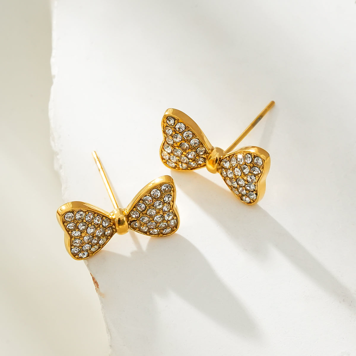 BOWEN : boucles d'oreilles clous en forme d'arc avec oxyde de zirconium (CZ) serti.
