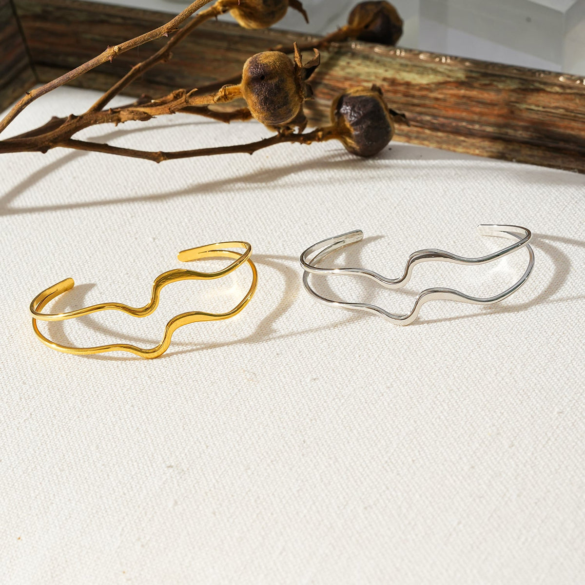 Style CHITRA : Bracelet industriel-chic avec des bandes parallèles de forme abstraite en or