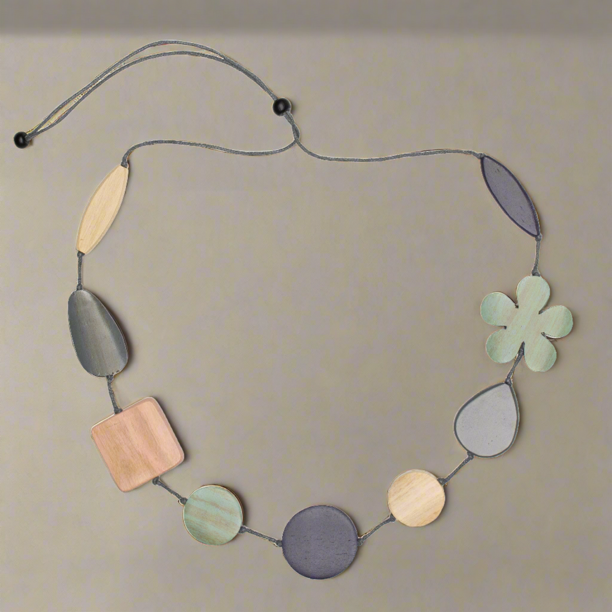 Collier formes variées et fleur en bois teinté