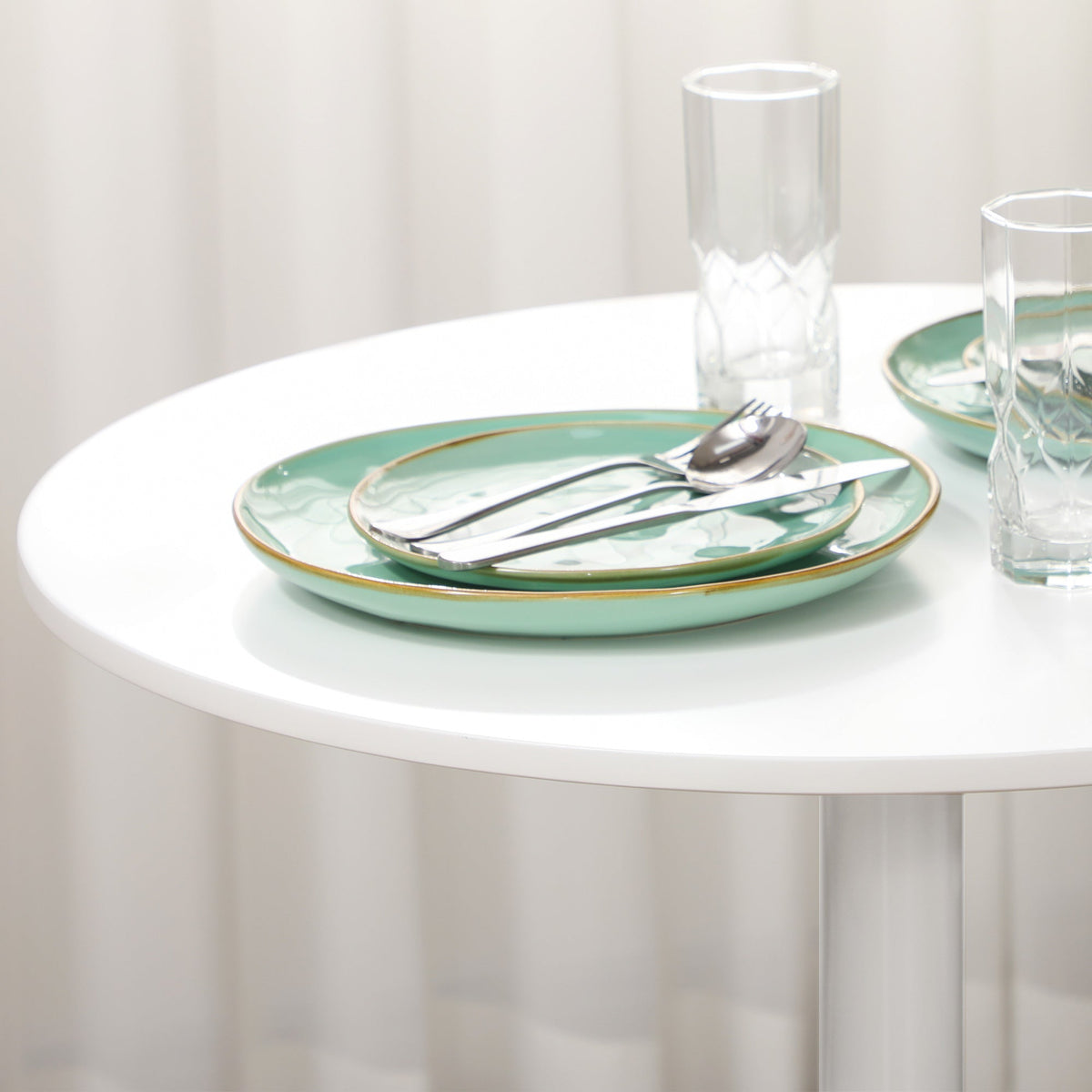 Jan Modern Round Dining Table with Steel Base for Small Spaces-White