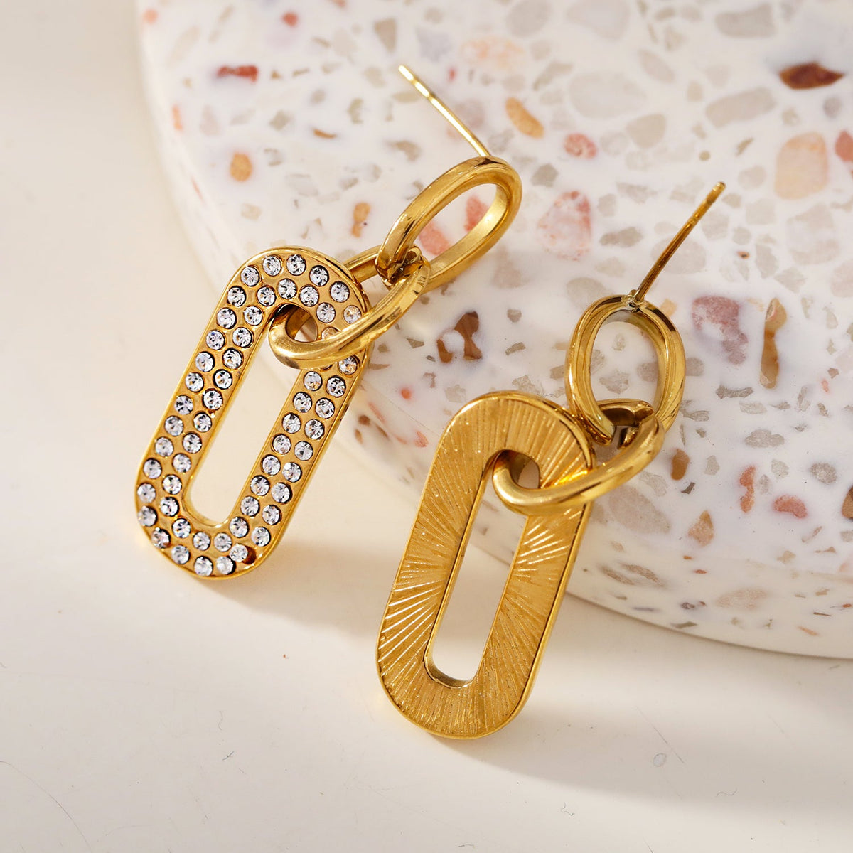 LAIA : Boucles d'oreilles de forme rectangulaire arrondie serties de pierres de zircone