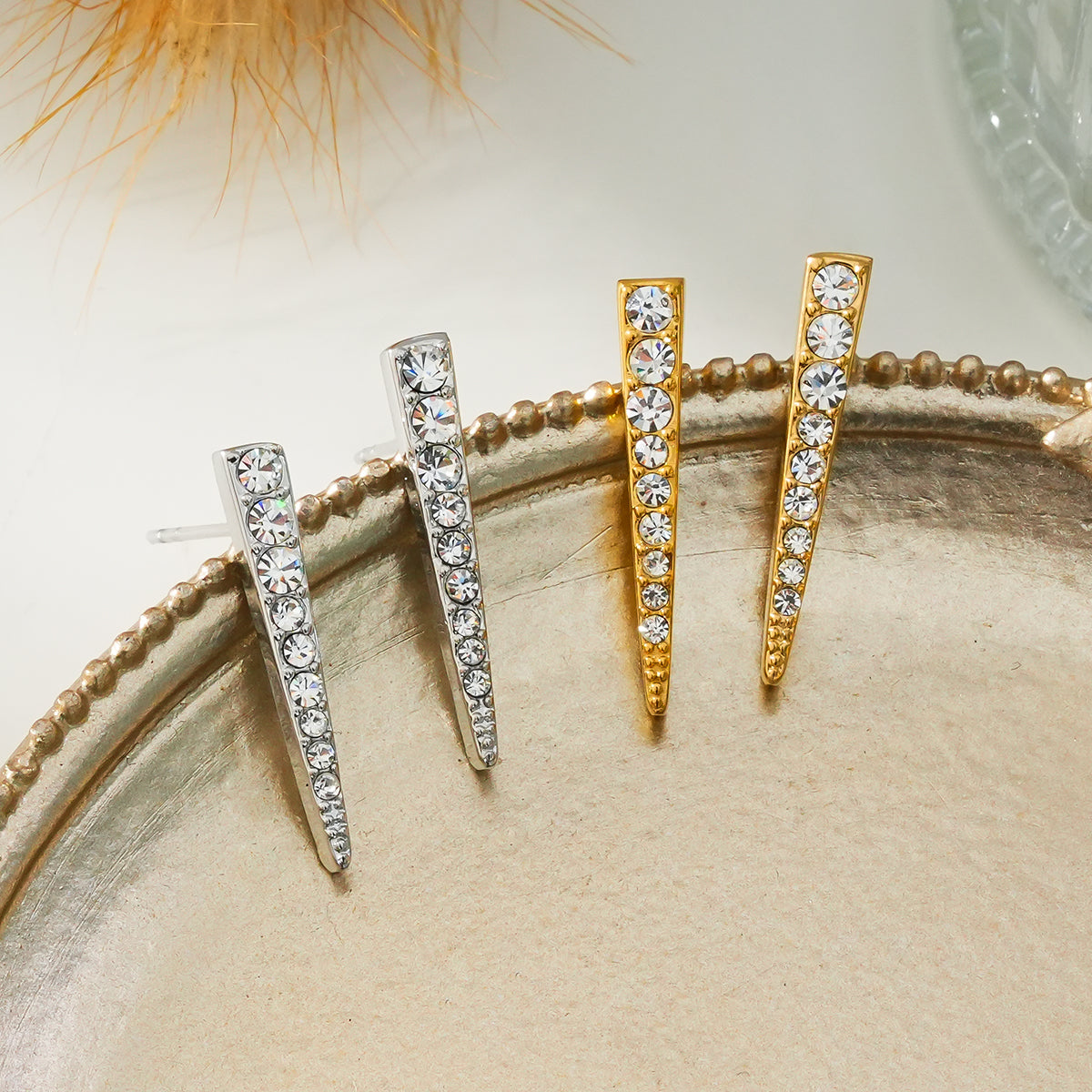 MAGNOLIA Gold : Clous d'oreilles minimalistes en forme de barre sertie de zircons pavés