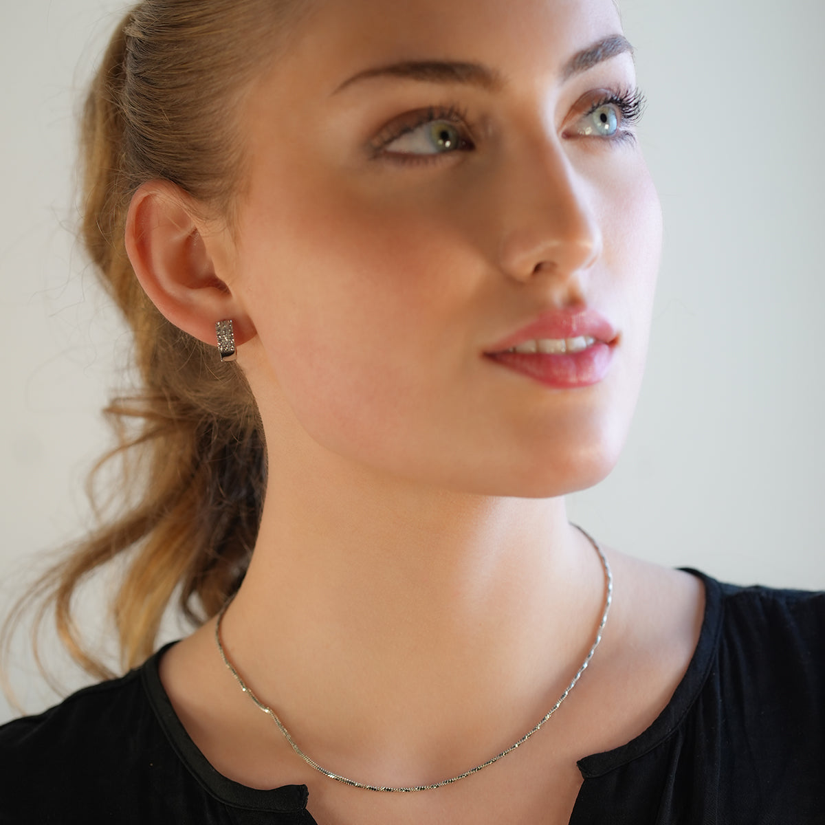 MARIETTA Or Blanc (Ton Argenté) : Mini créoles avec panneau pavé de zircons