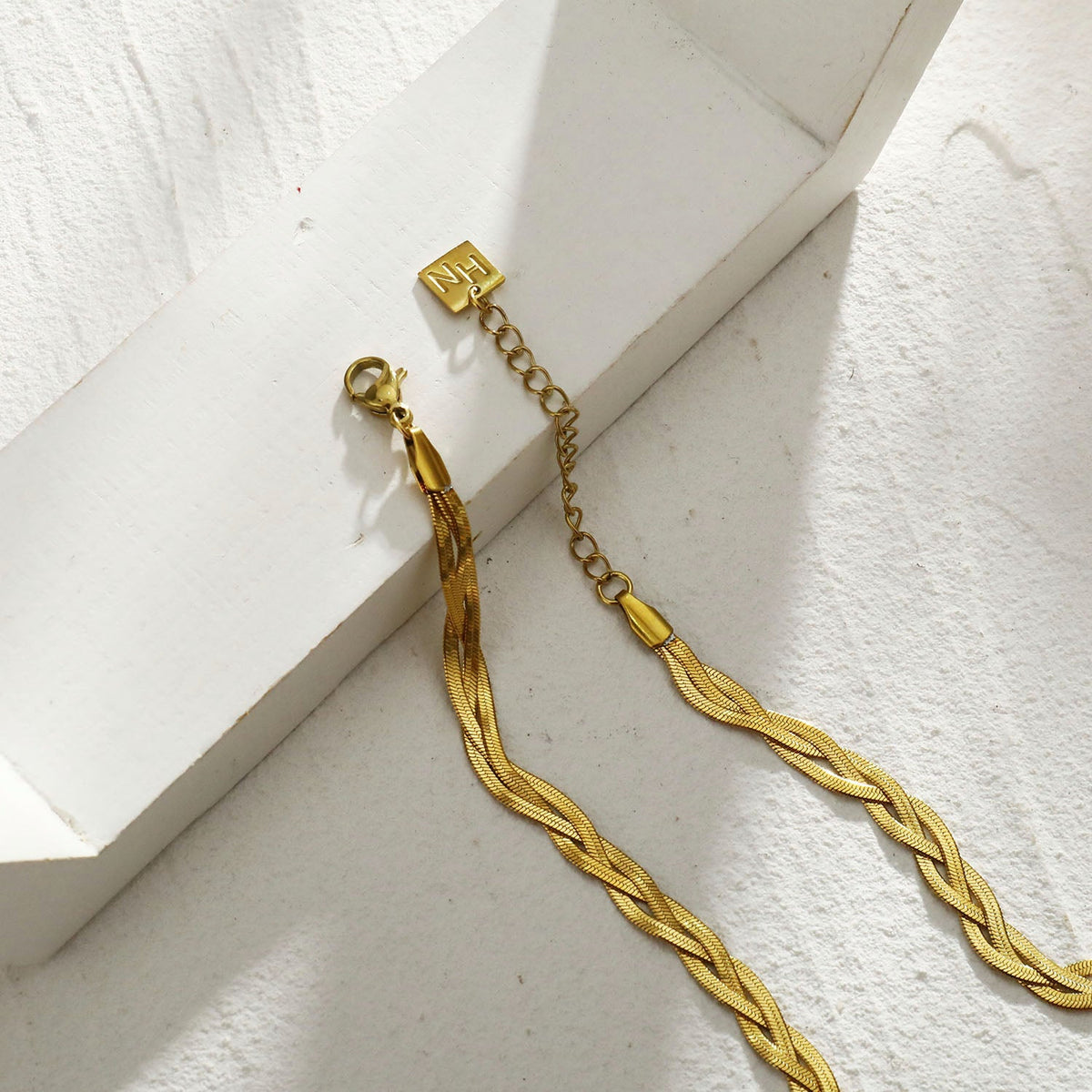 TARA Gold : Collier texture peau de serpent à chevrons entrelacés.