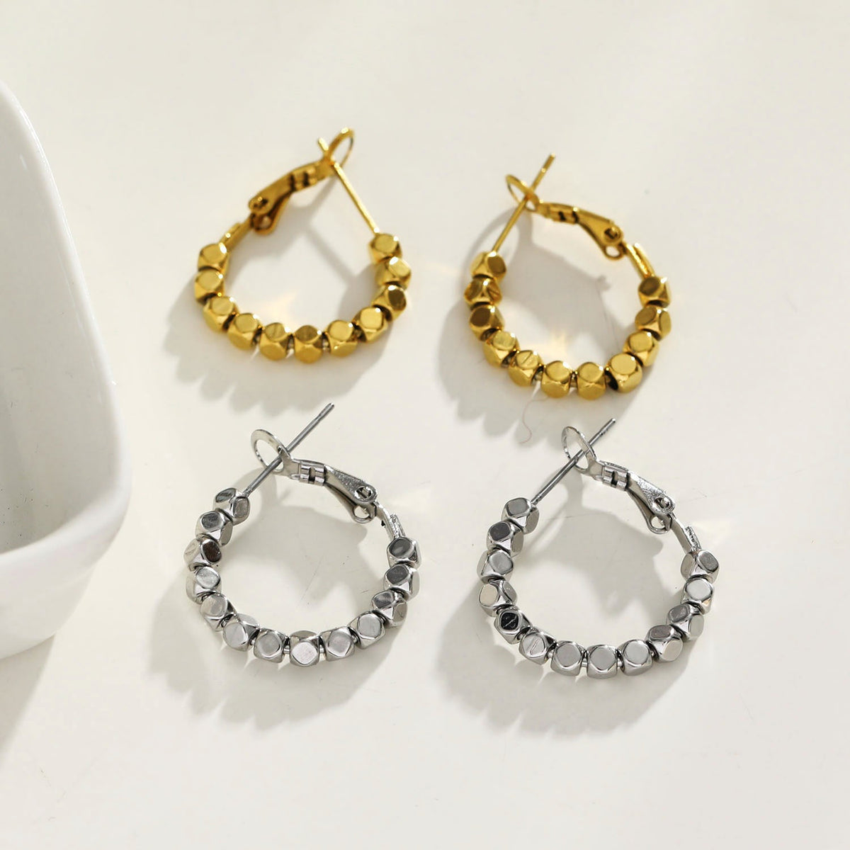 Boucles d'oreilles créoles carrées ANDALI en perles dorées