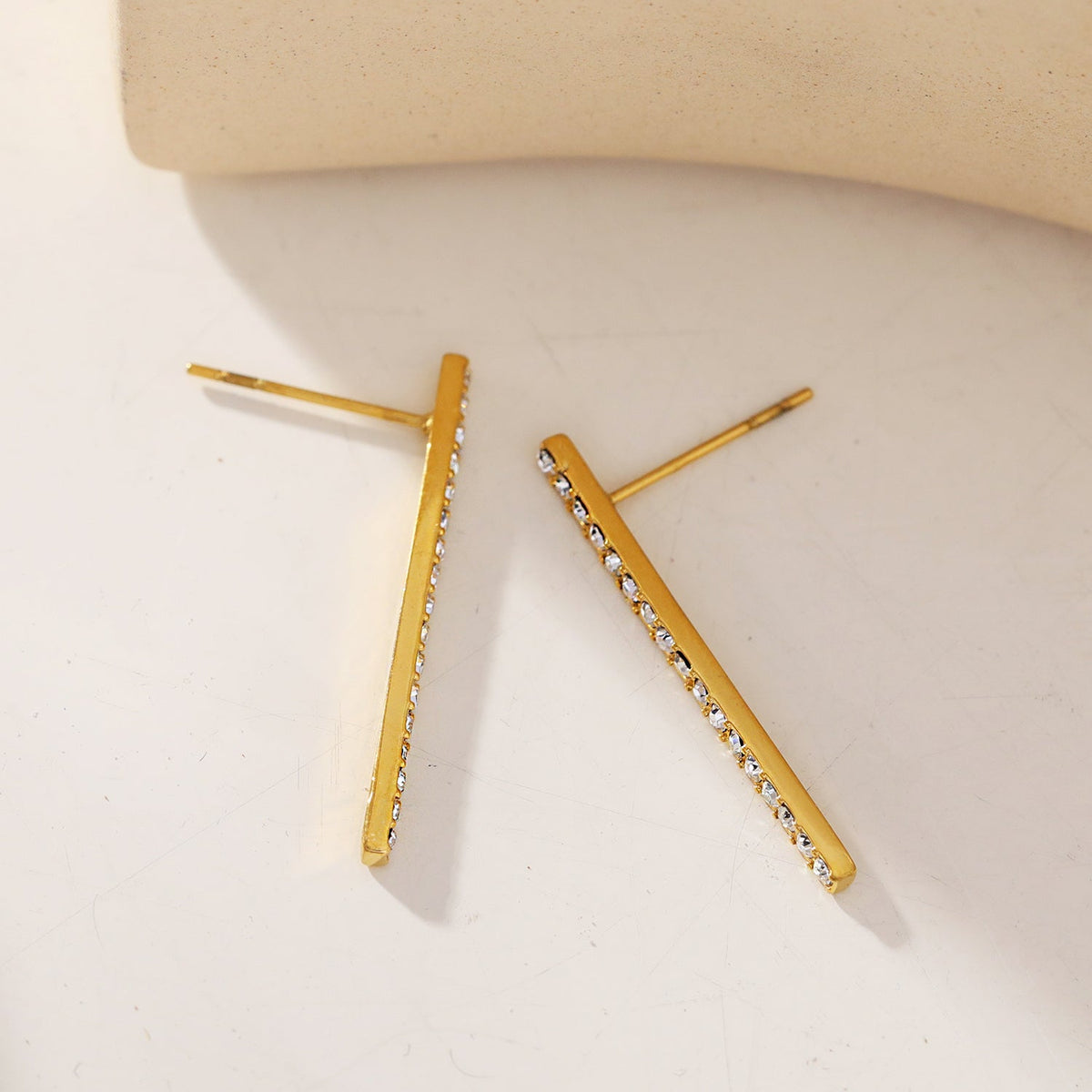 REGINA : Clous d'oreilles pavés avec pierres en zircone