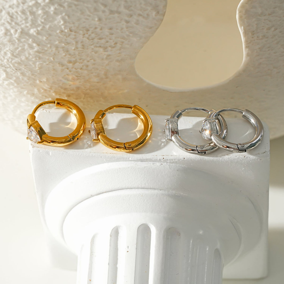 PELLA Or Blanc (Plaqué Argent) : Mini Créoles avec Moissanite en Forme de Cœur