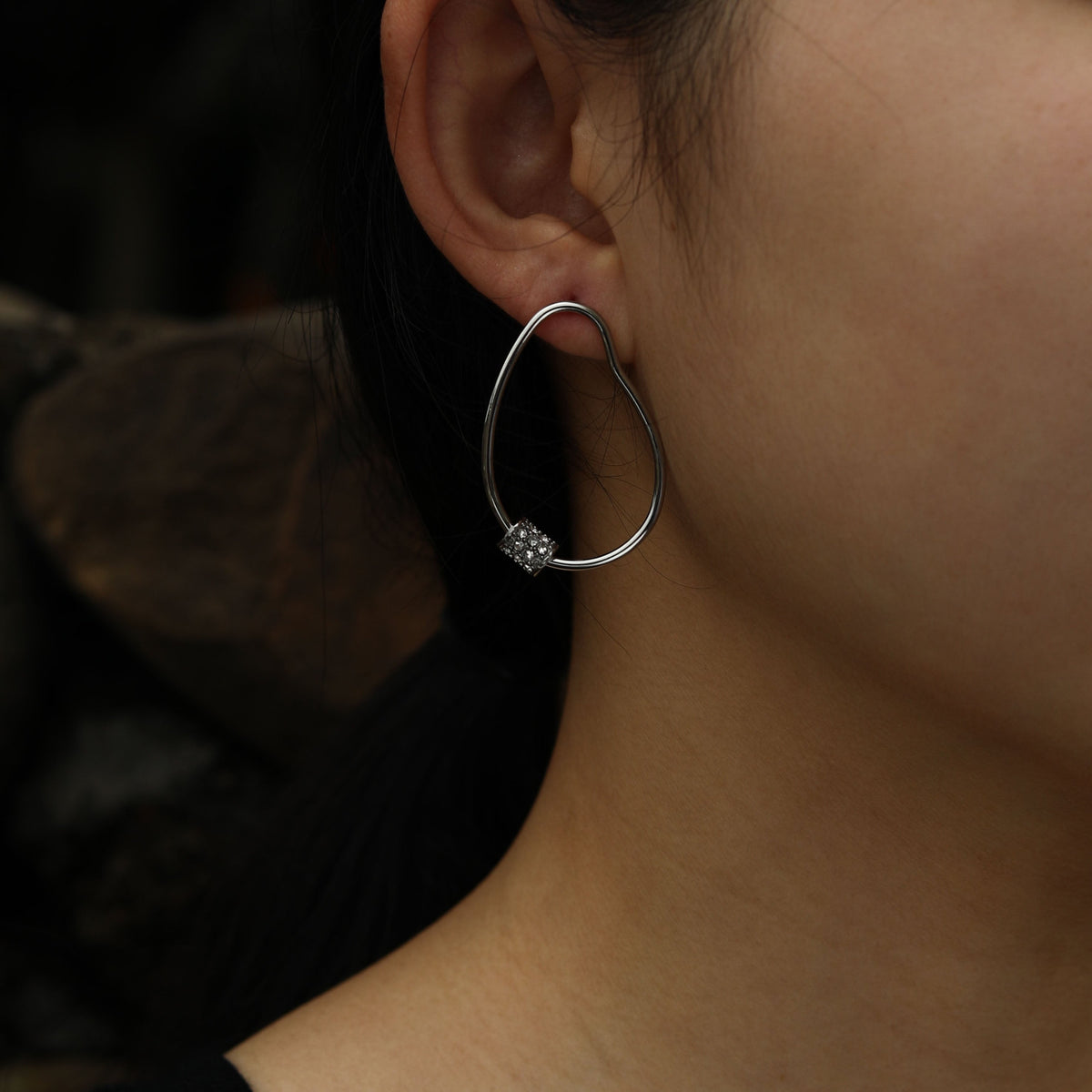 Boucles d'oreilles créoles SIMAN en argent avec pavé zircone de forme irrégulière