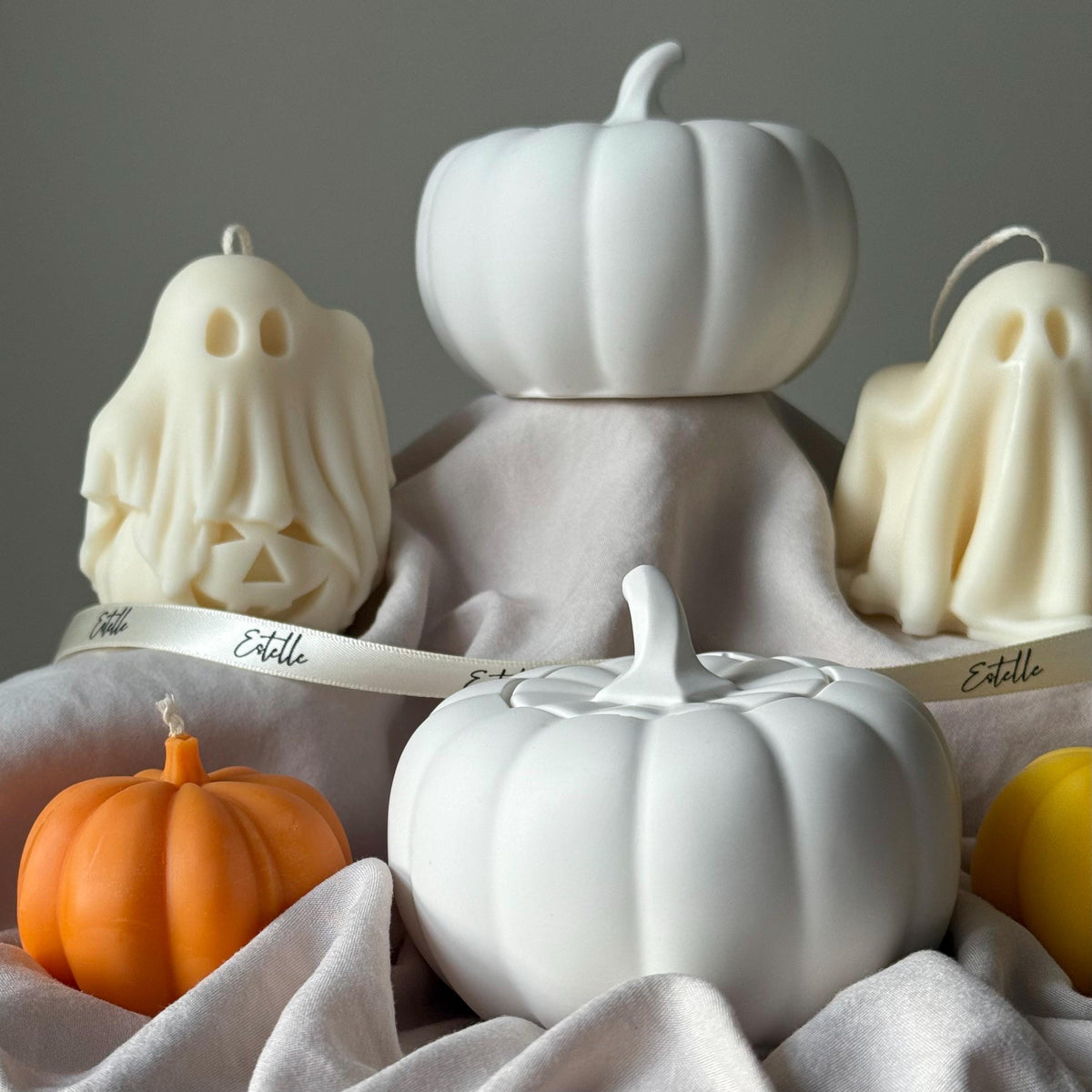 Bougie en cire de soja dans un pot citrouille : Décoration d'automne artisanale en Jesmonite