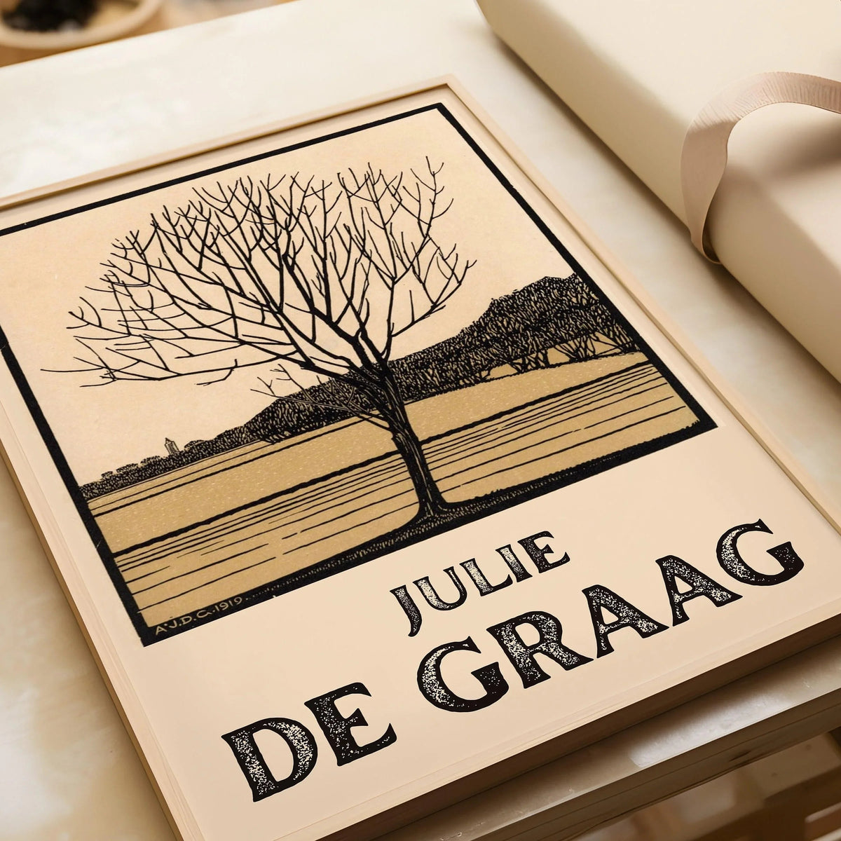 Julie de Graag - Fleur nue | Dessin vintage beige (disponible encadré prêt à accrocher ou sans cadre)