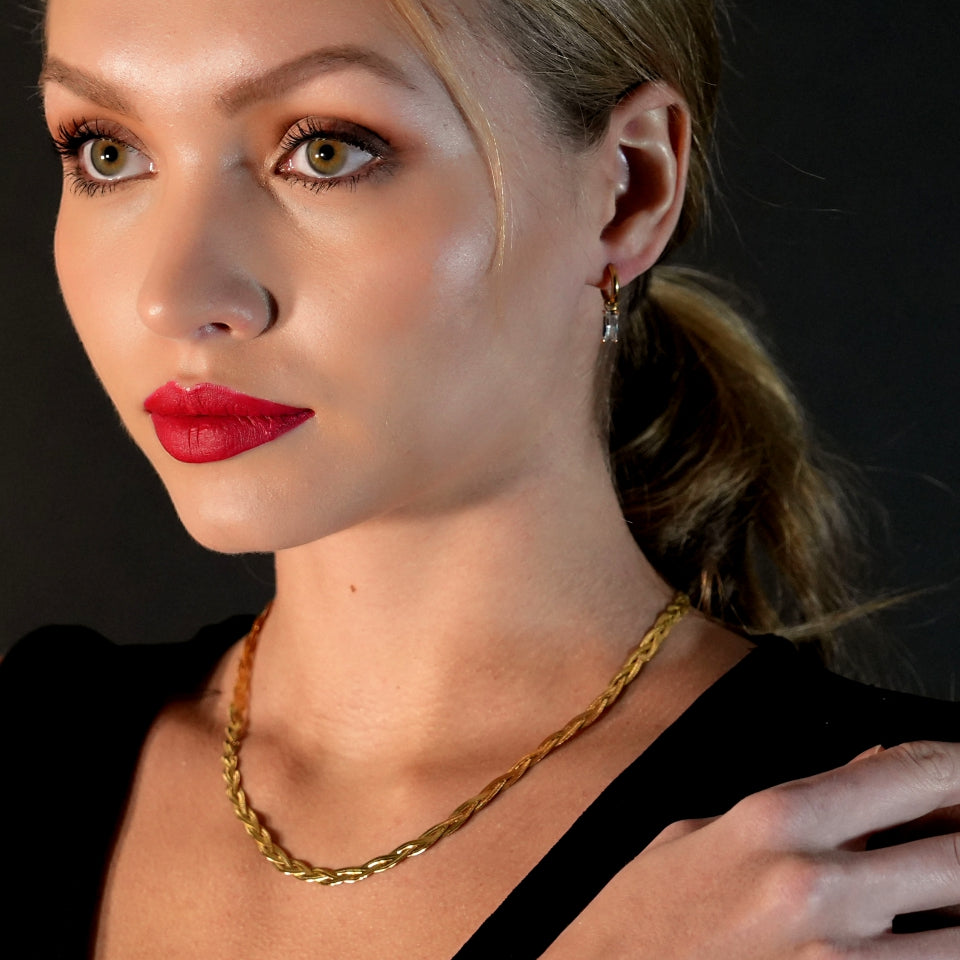 TARA Gold : Collier texture peau de serpent à chevrons entrelacés.