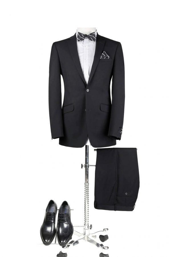 CRÉEZ VOTRE FORFAIT : Costume noir (le forfait comprend un costume 2 pièces, une chemise, une cravate ou un nœud papillon)