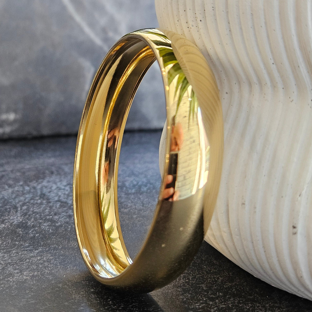 Style UMUAKOT: Mid Width Classic Gold Band Bracelet