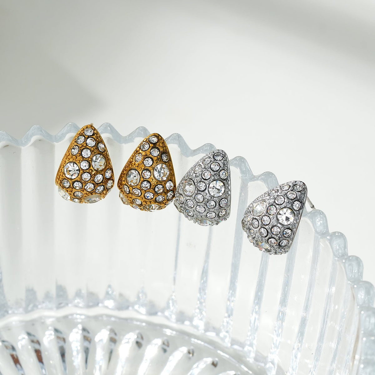 ADALAJ Or Blanc (Tons Argentés) : Boucles d'oreilles clous en zircon pavé, forme goutte d'eau – Affirmation de Confiance