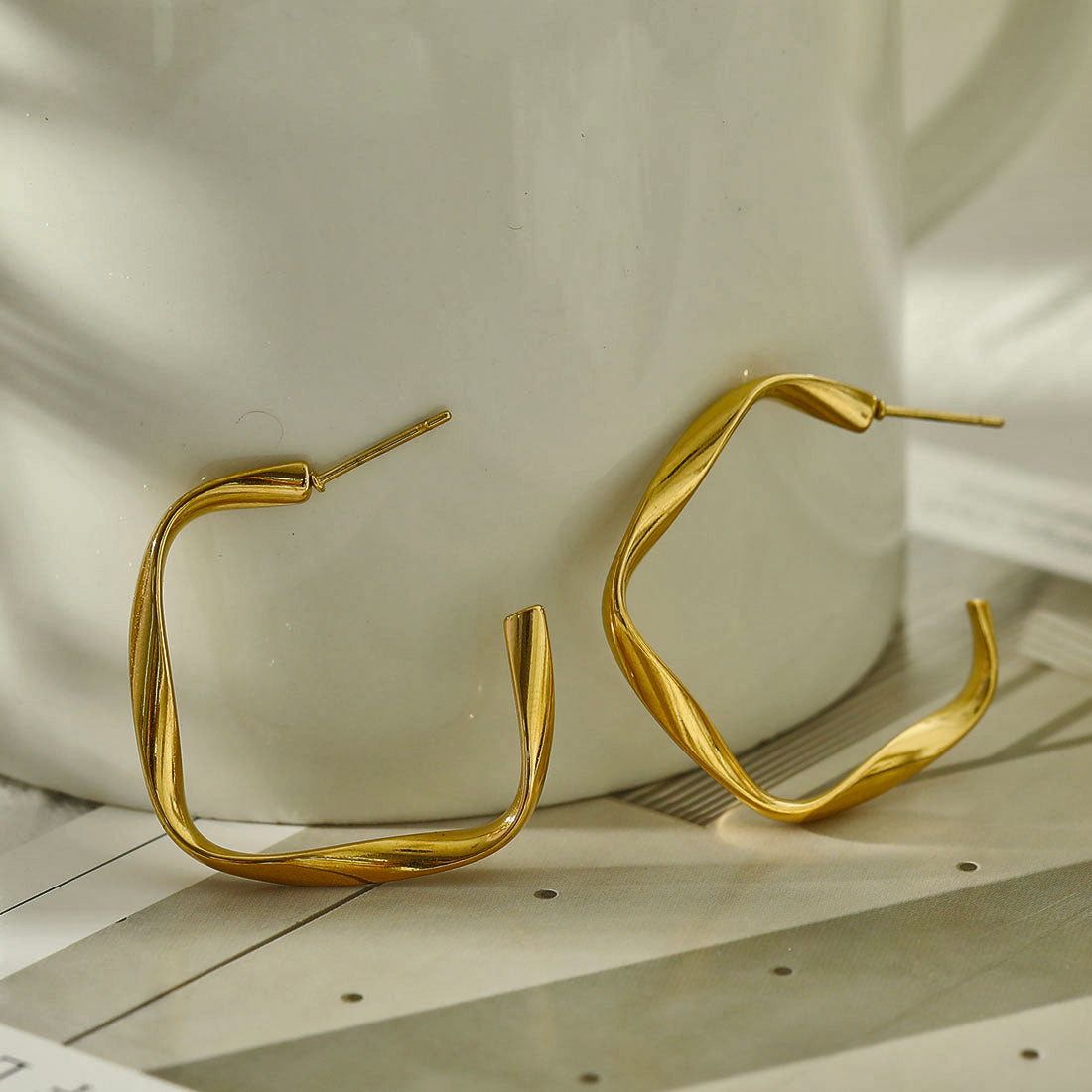 Boucles d'oreilles créoles sculpturales ADAMMA