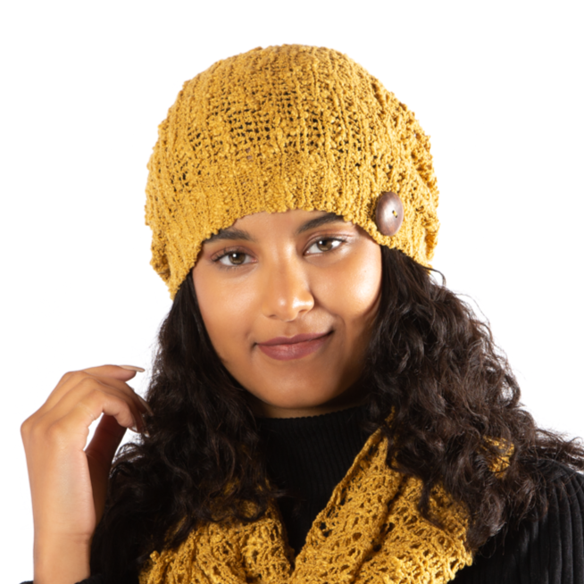 Bonnet en tricot moutarde avec bouton