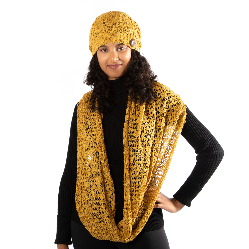 Bonnet en tricot moutarde avec bouton