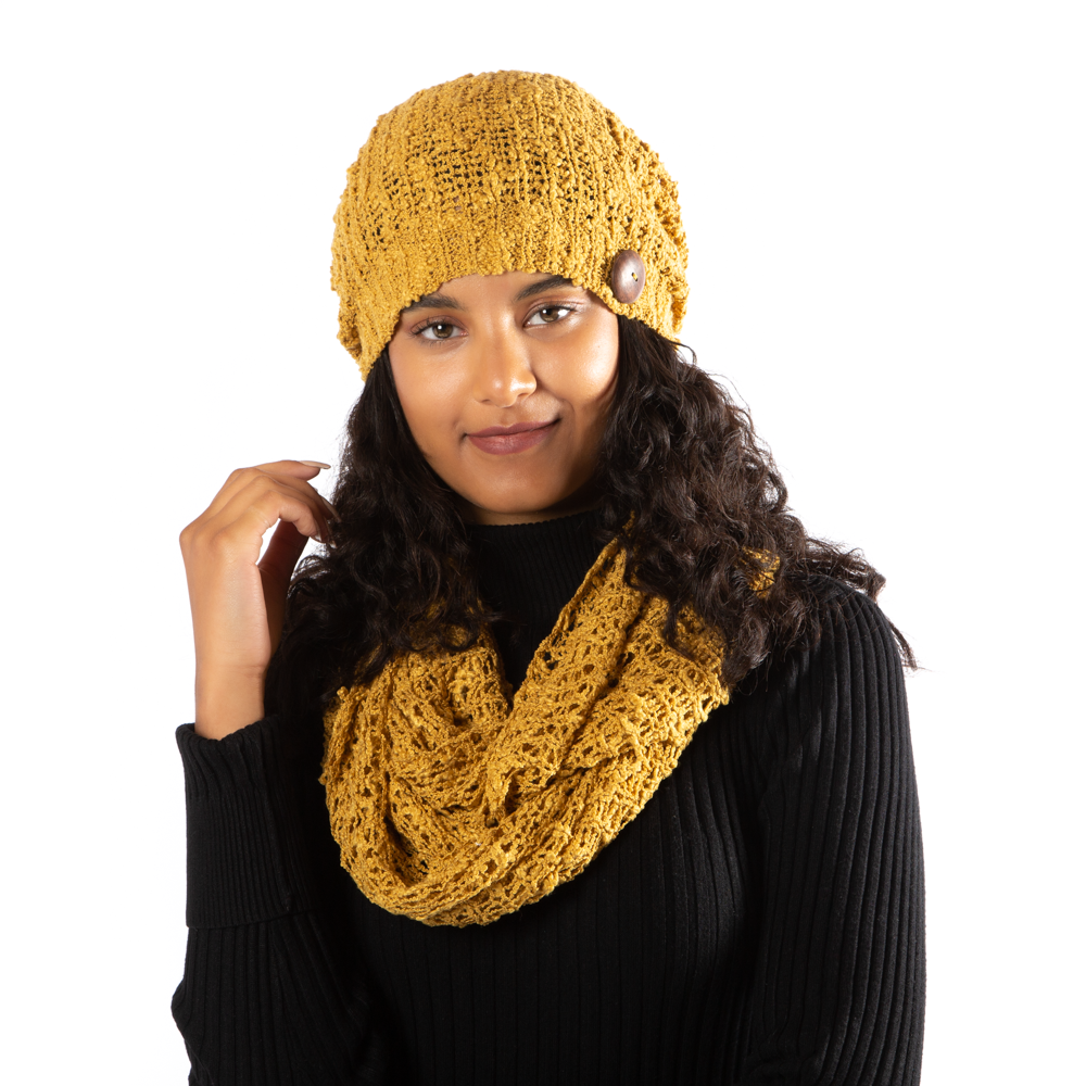 Bonnet en tricot moutarde avec bouton
