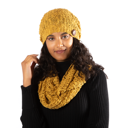 Bonnet en tricot moutarde avec bouton
