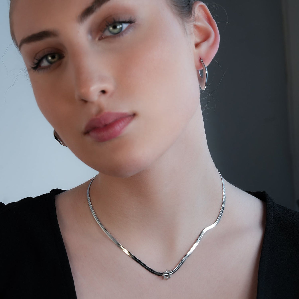 AGULHAS Or Blanc (Ton Argent) : Élégance Céleste - Collier Chaîne Peau de Serpent avec Pendentif Étoile Incrusté de Zirconium