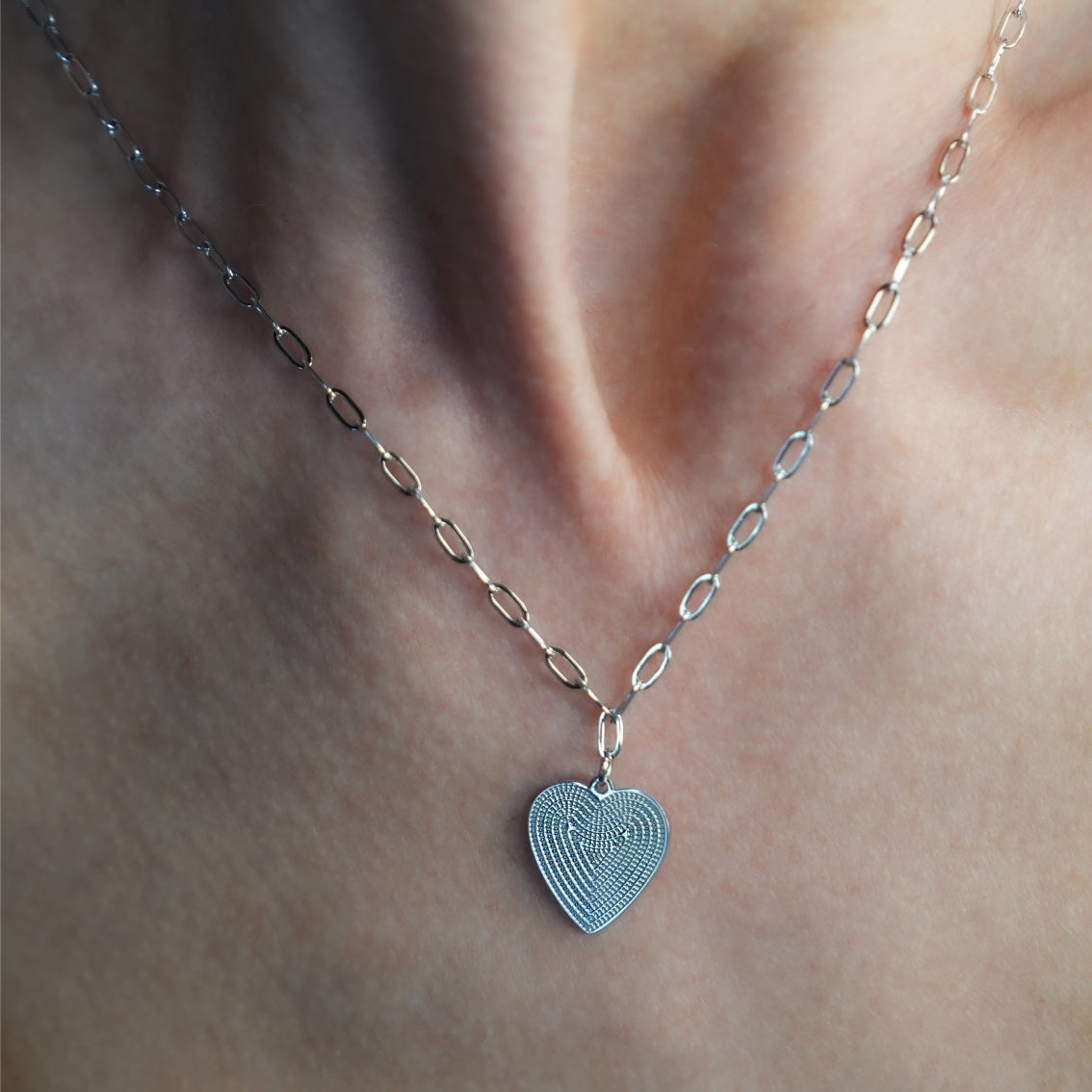 Style ALARA : Mini chaîne trombone ancrant un charm cœur à motifs en argent