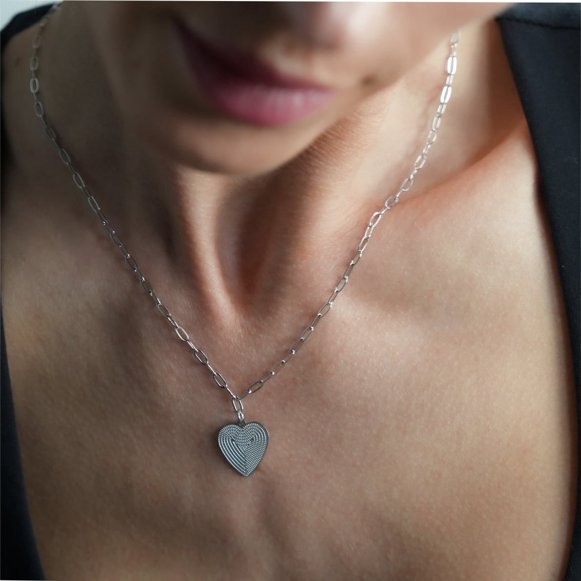 Style ALARA : Mini chaîne trombone ancrant un charm cœur à motifs en argent