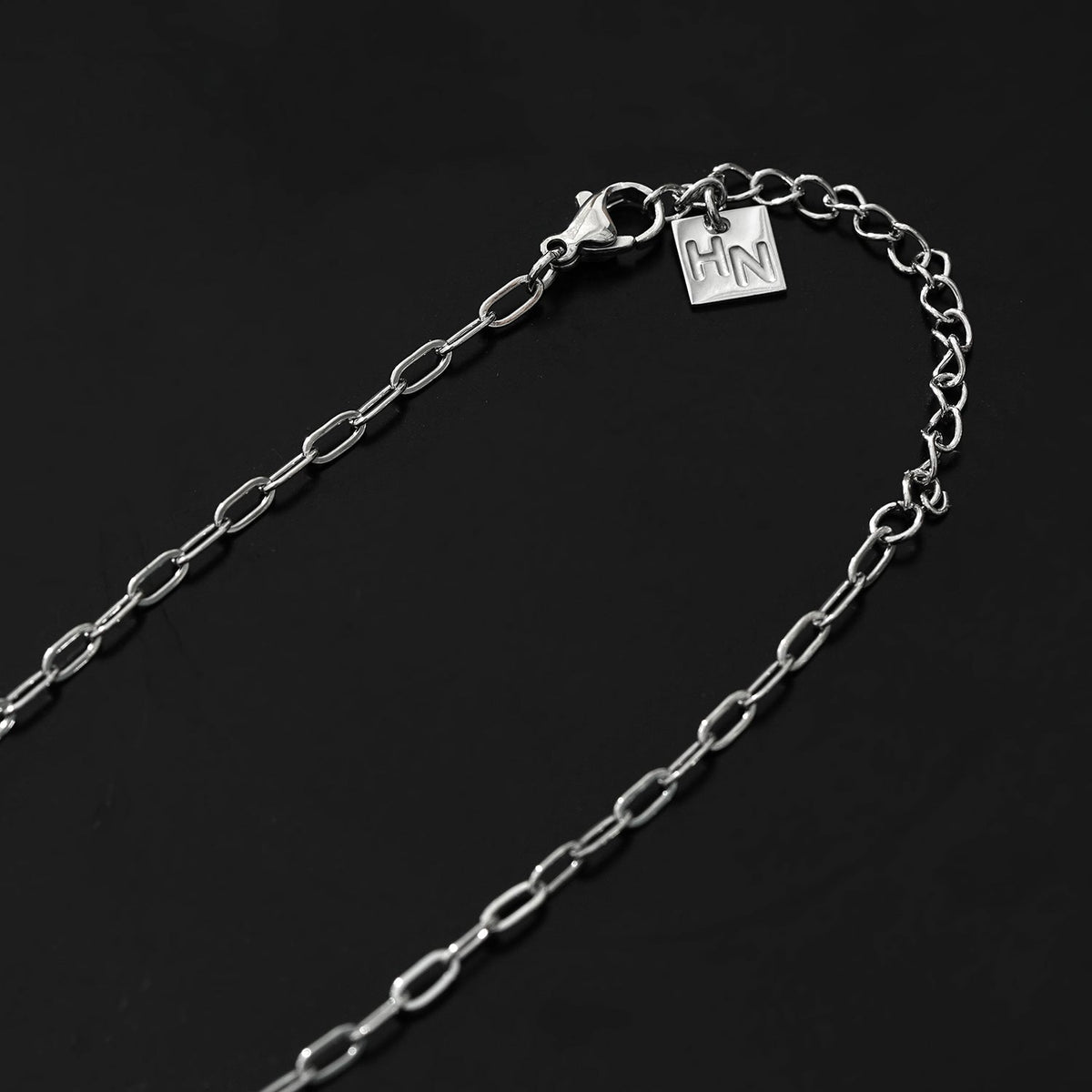 Style ALARA : Mini chaîne trombone ancrant un charm cœur à motifs en argent
