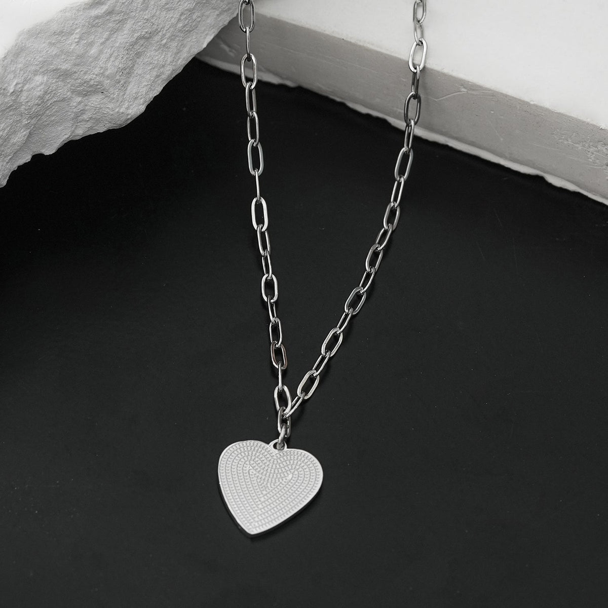 Style ALARA : Mini chaîne trombone ancrant un charm cœur à motifs en argent
