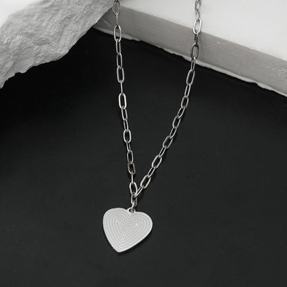 Style ALARA : Mini chaîne trombone ancrant un charm cœur à motifs en argent