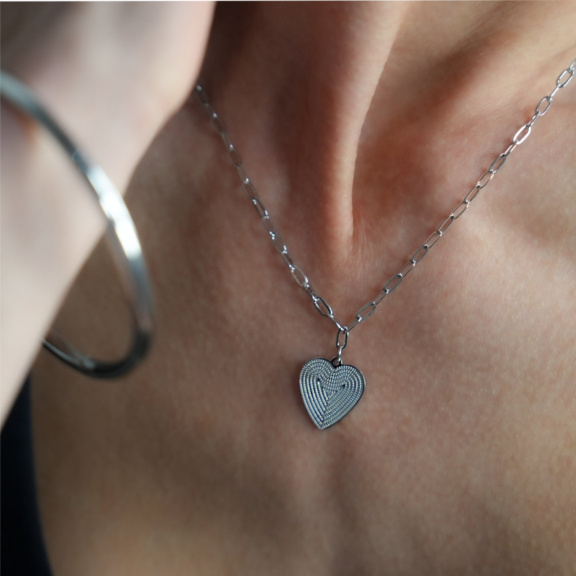 Style ALARA : Mini chaîne trombone ancrant un charm cœur à motifs en argent