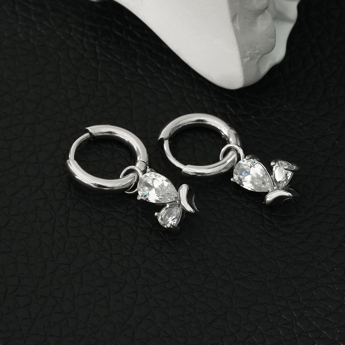 ALEXANDER Or Blanc (ton argenté) : Créoles d'inspiration vintage avec breloques abstraites en zircone