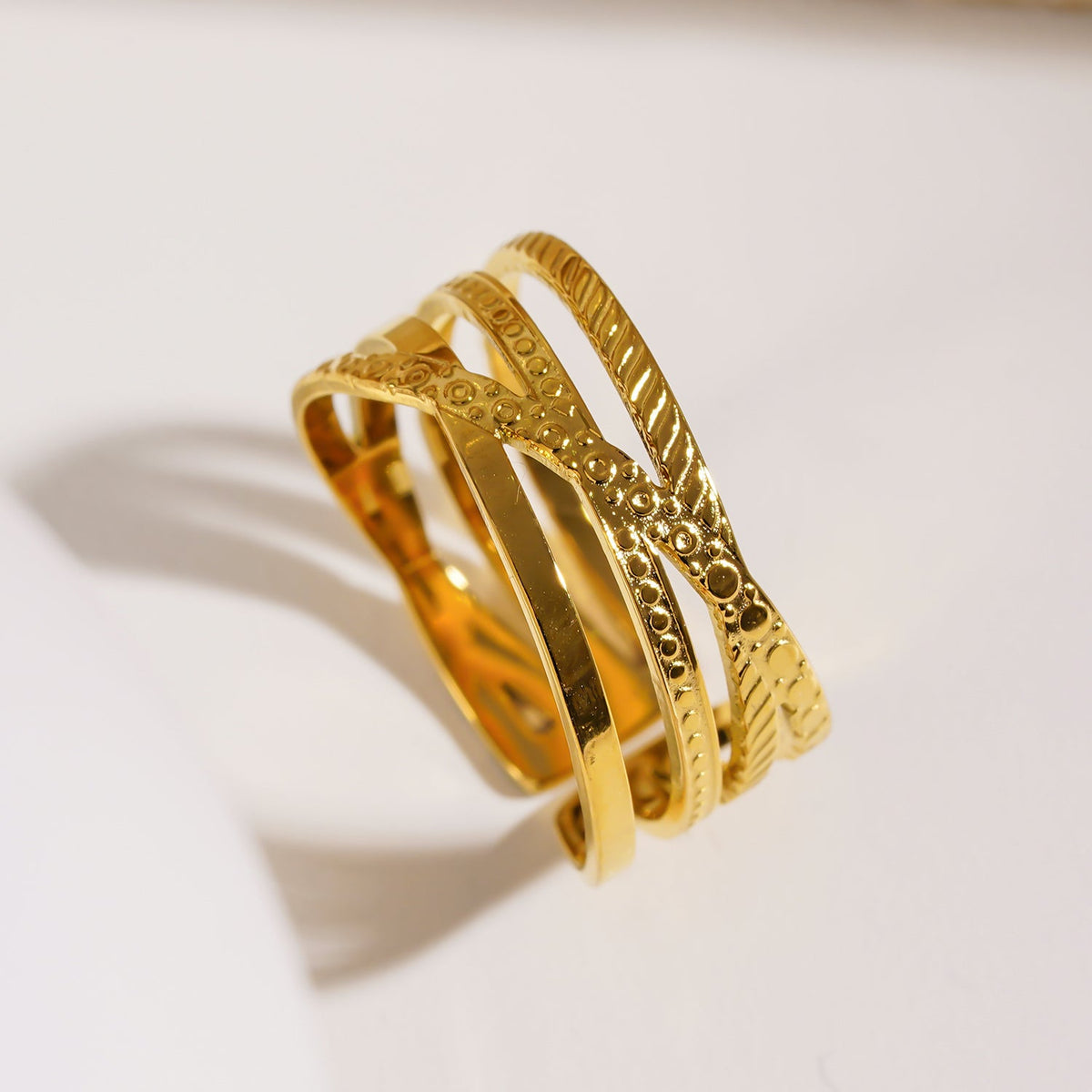 ALOIS: Bague en or texturée multicouche croisée