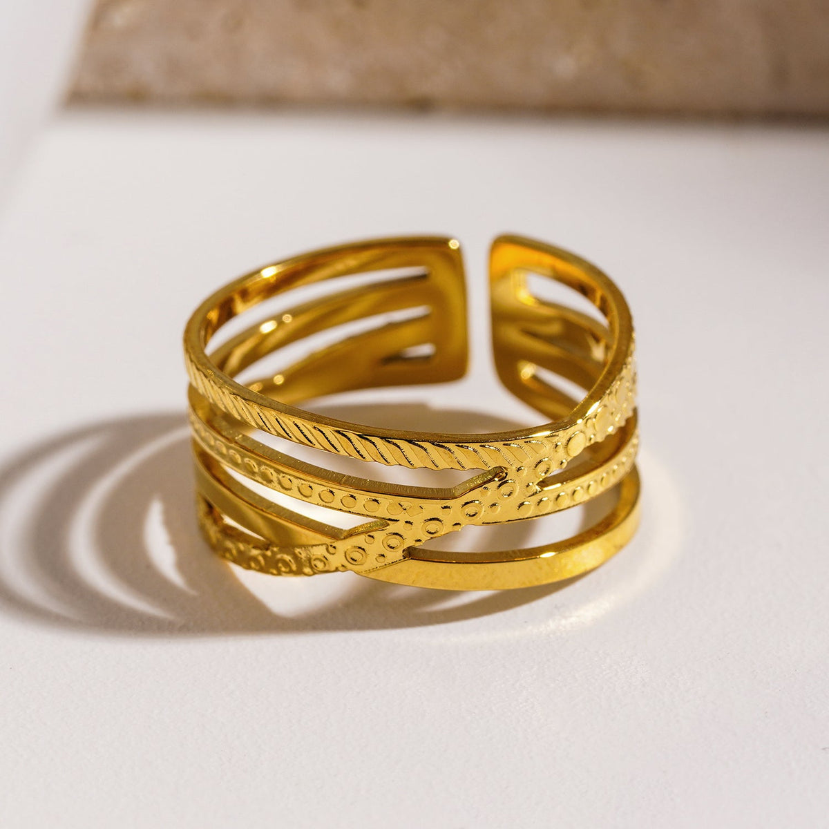 ALOIS: Bague en or texturée multicouche croisée