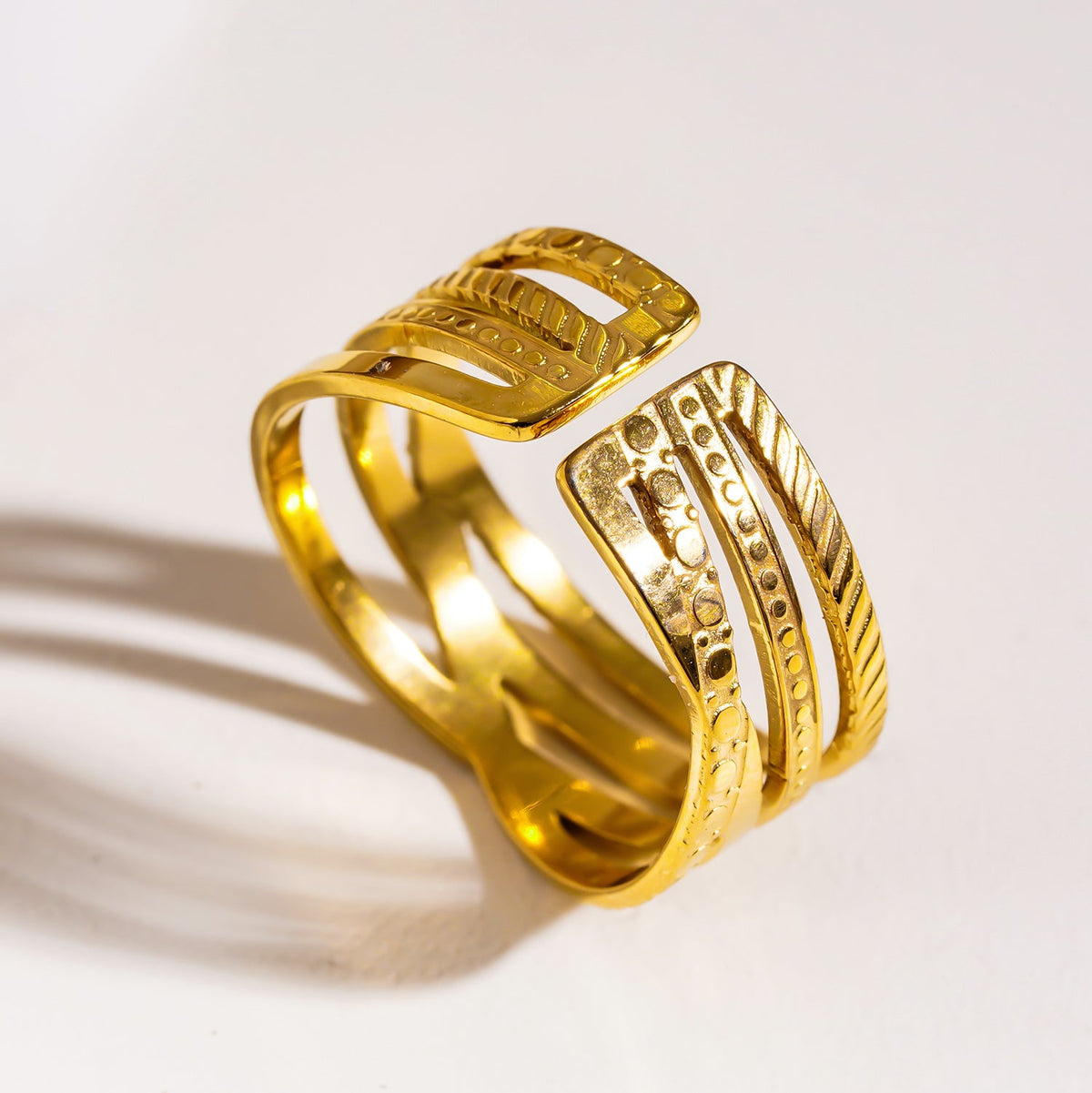 ALOIS: Bague en or texturée multicouche croisée