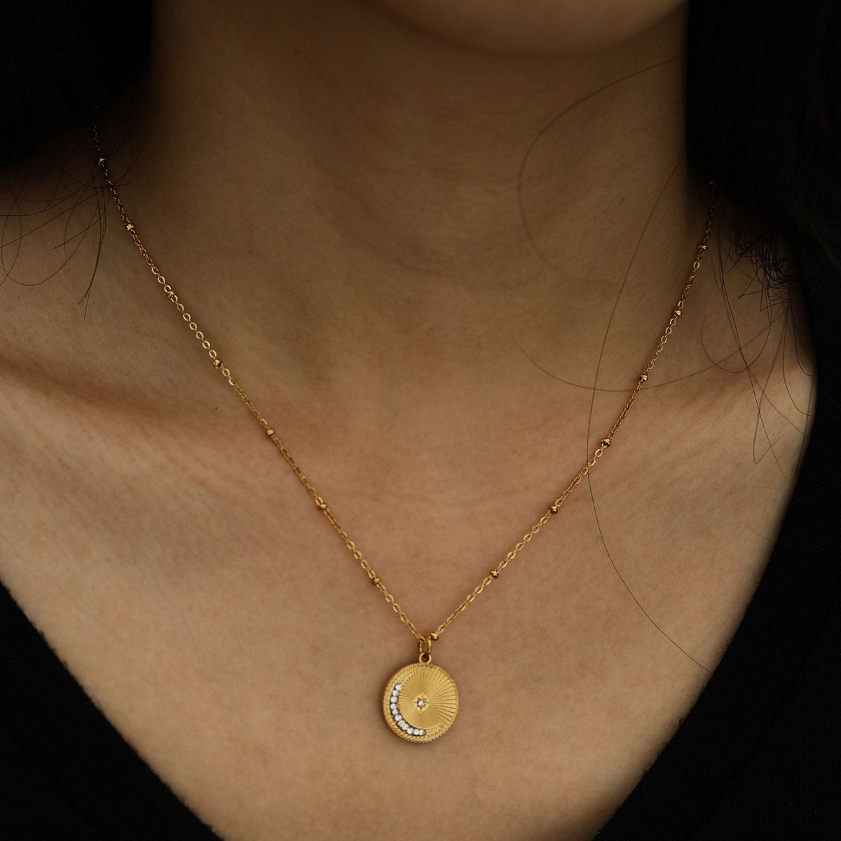 AMASA : Chaîne perlée avec pendentif étoile et lune pavée de zircone - Or