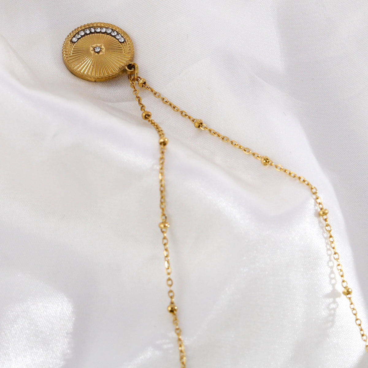 AMASA : Chaîne perlée avec pendentif étoile et lune pavée de zircone - Or