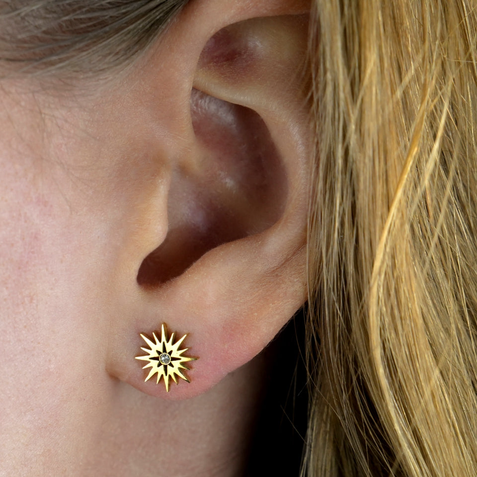 AMNISTY : Boucles d'oreilles clous en zircone « Étoile Brillante », plaqué or