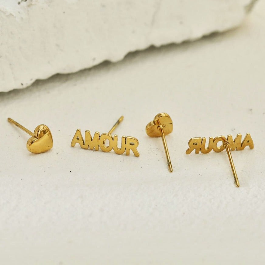 AMOUR & CŒUR – Boucles d'oreilles clous fantaisie (2 paires) en or.