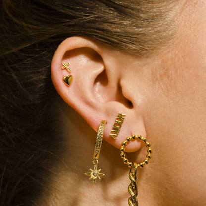 AMOUR & CŒUR – Boucles d'oreilles clous fantaisie (2 paires) en or.