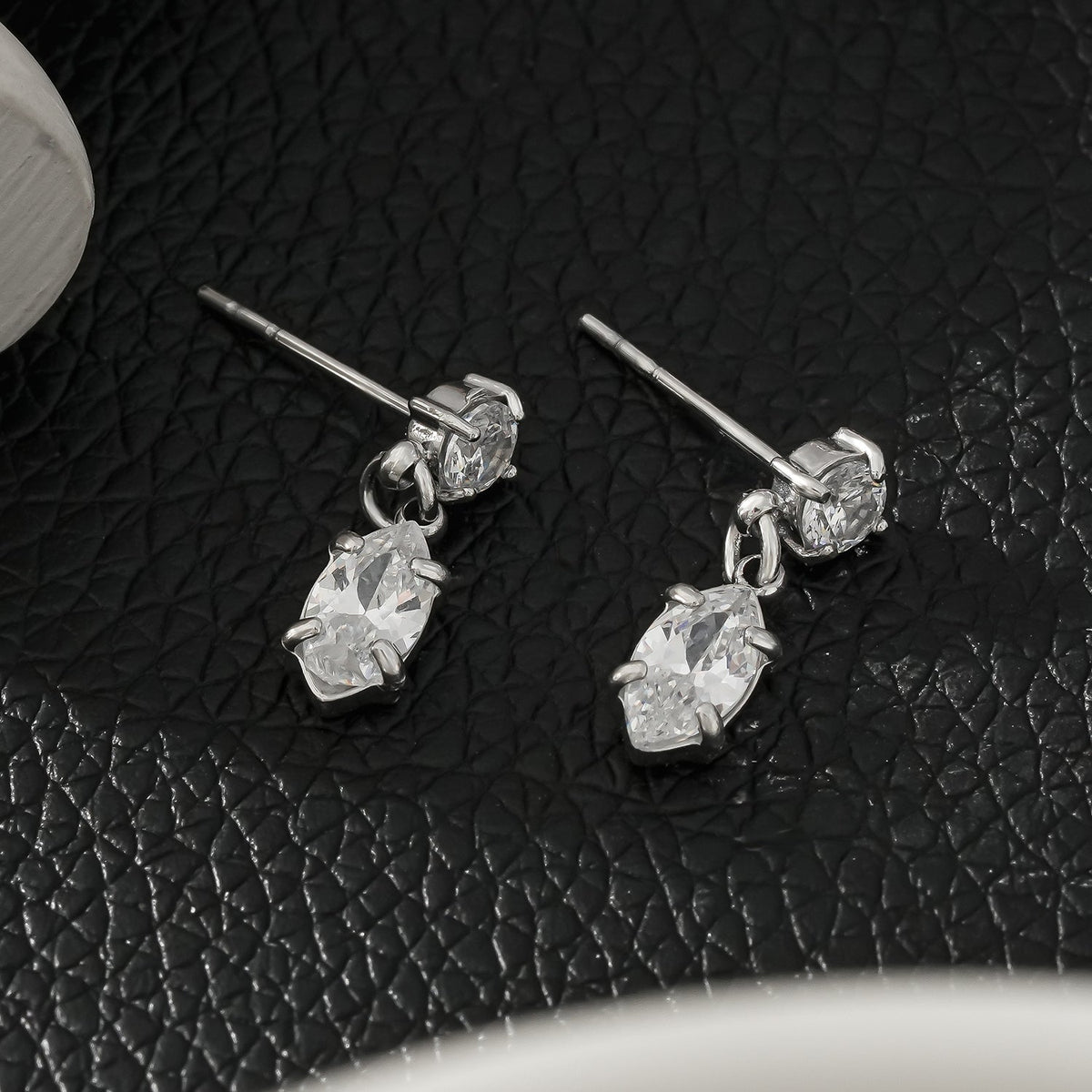 ANDALUSIA : Élégantes boucles d'oreilles pendantes en zircone (CZ) serties sur une chaîne en or blanc (ton argenté) – Un éclat intemporel pour toutes les occasions