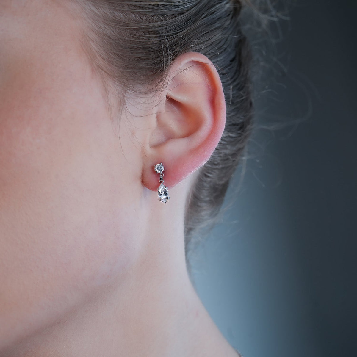 ANDALUSIA : Élégantes boucles d'oreilles pendantes en zircone (CZ) serties sur une chaîne en or blanc (ton argenté) – Un éclat intemporel pour toutes les occasions