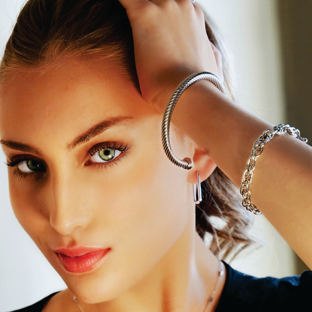 ARDA Or blanc ton argent : Bracelet multimaillons épais et complexe avec fermoir circulaire et en T