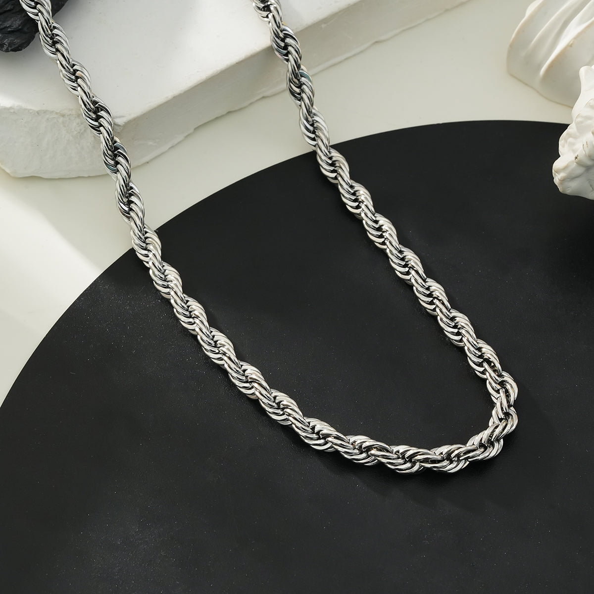 ARKLEY Or blanc (ton argent) : Collier texturé avec chaîne torsadée épaisse.