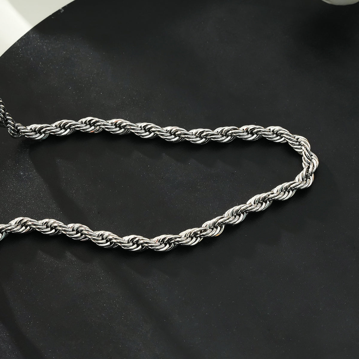ARKLEY Or blanc (ton argent) : Collier texturé avec chaîne torsadée épaisse.