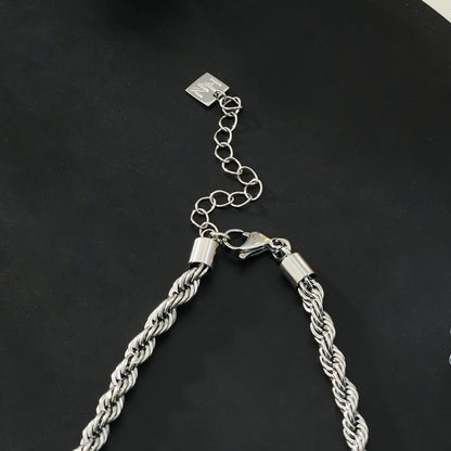 ARKLEY Or blanc (ton argent) : Collier texturé avec chaîne torsadée épaisse.