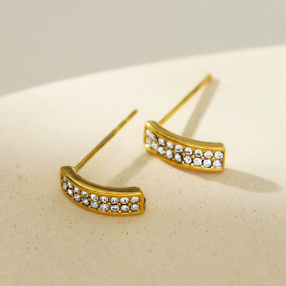 ASTRID : Boucles d'oreilles clous minimalistes en or avec barre incurvée pavée de zircone