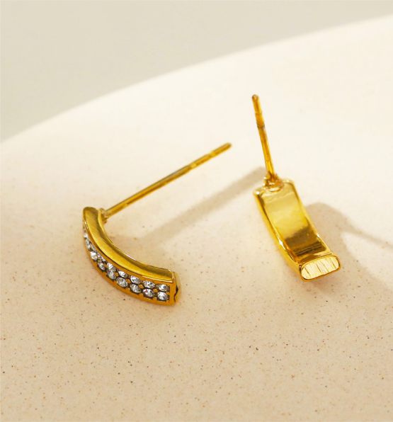 ASTRID : Boucles d'oreilles clous minimalistes en or avec barre incurvée pavée de zircone