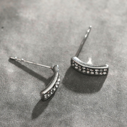 ASTRID : Boucles d'oreilles clous minimalistes, barre incurvée pavé oxyde de zirconium, argent